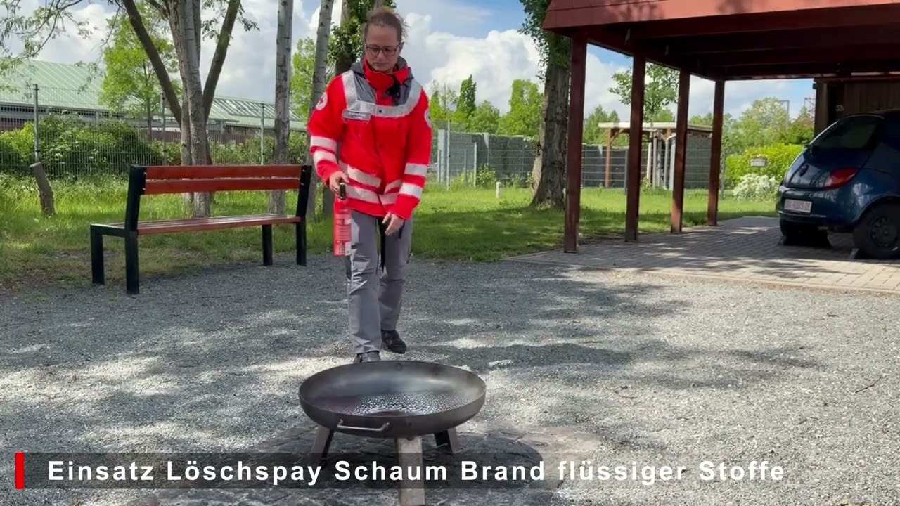 Löschen flüssiger Stoffe mit Löschspray Schaum Brandklasse A/F