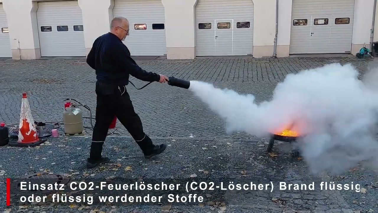 Löschen flüssiger Stoffe mit einem CO2-Löscher Brandklasse A/B