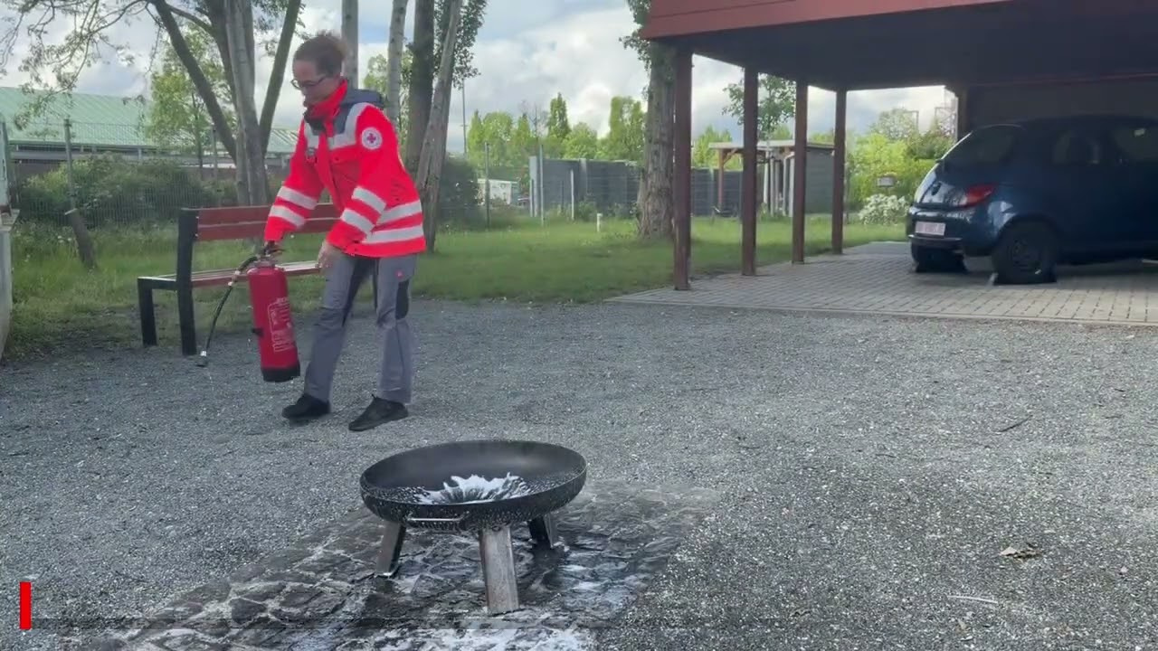 Löschen flüssiger Stoffe mit Schaumfeuerlöscher Brandklasse A/B