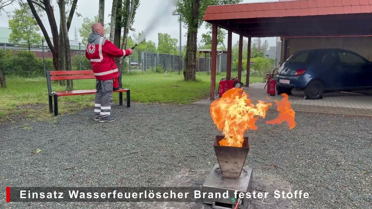 Löschen fester Stoffe mit Wasser - simulierter Papaierkorbbrand Brandklasse A/B